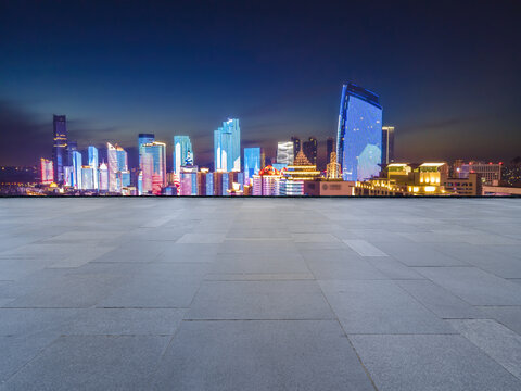 地砖地面和城市夜景