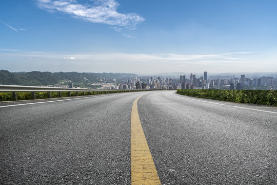 公路弯道和城市风光