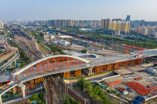 郑州彩虹桥跨铁路桥梁在建工地