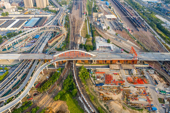 郑州彩虹桥跨铁路桥梁在建工地