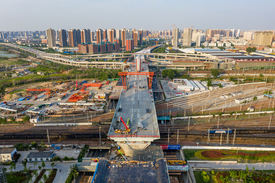 郑州彩虹桥跨铁路桥梁在建工地