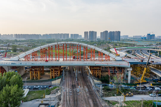 郑州彩虹桥跨铁路桥梁在建工地