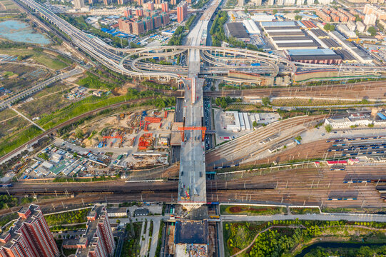 郑州彩虹桥跨铁路桥梁在建工地