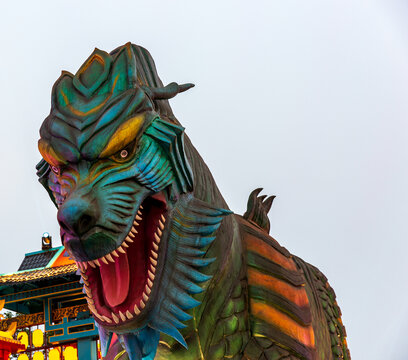 南宁之夜科幻巨兽雕塑