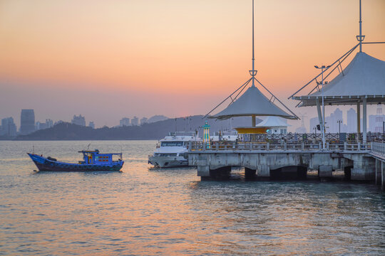 港口码头城市风光日落夕阳