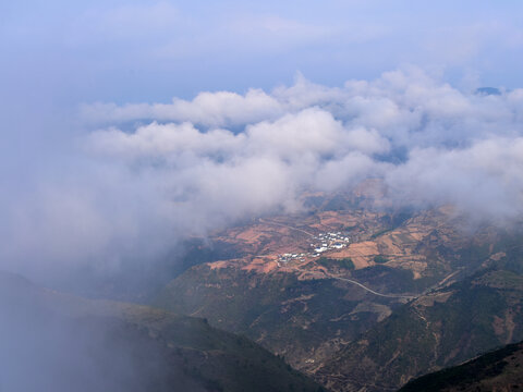 美姑县沙马乃托村雾景