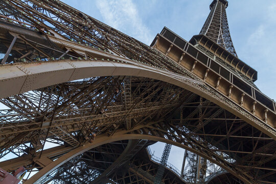 法国巴黎埃菲尔铁塔仰拍