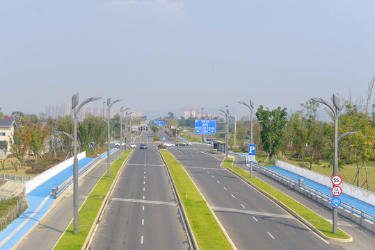 成都东安湖公园湖岸南路道路