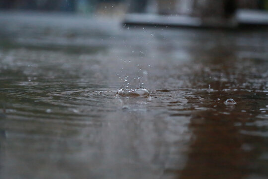 春雨绵绵水滴凝固