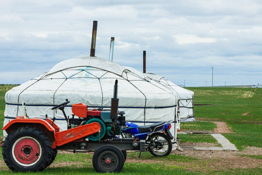 草原蒙古包拖拉机