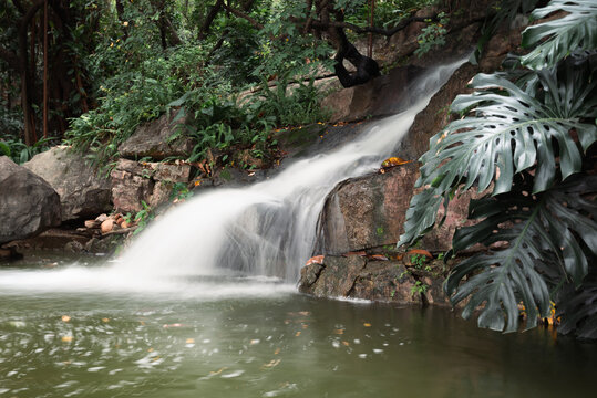 水流倾泻