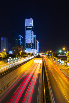 义乌新光汇城市地标夜景车轨