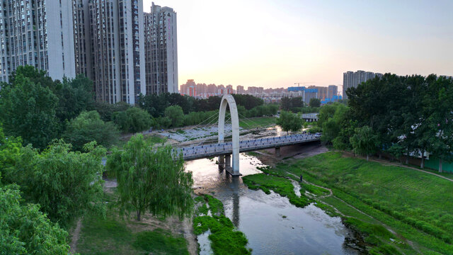郑州城市小河边桥晚霞航拍