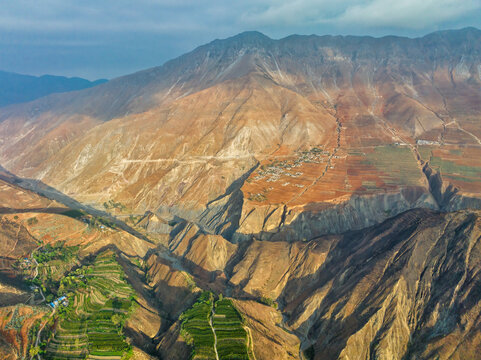 航拍乌蒙山峡谷