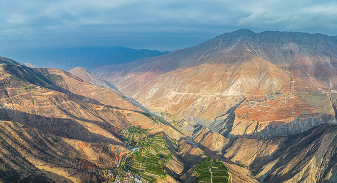 航拍乌蒙山峡谷