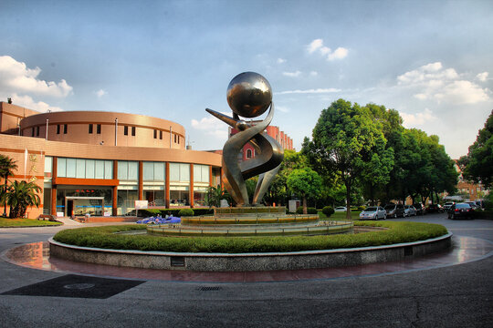 上海外国语大学校园雕塑