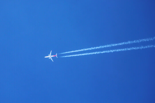 高空飞行的飞机