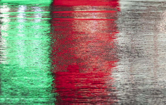 下雨天公路路面