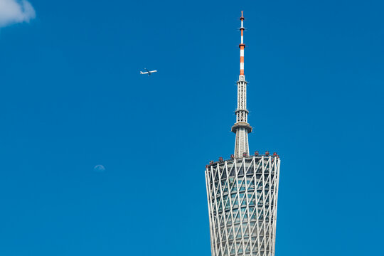 蓝色天空中的广州塔与飞机月亮