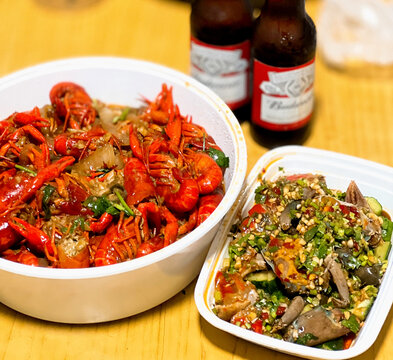 桌上的美食小龙虾和潮汕腌螃蟹