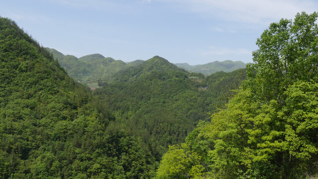 重庆巫山蓝天下的青山