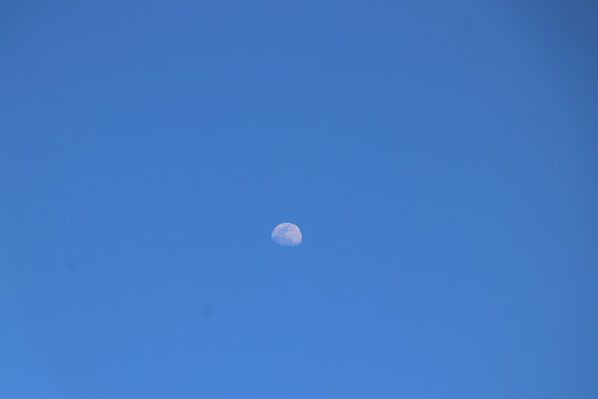 天空月