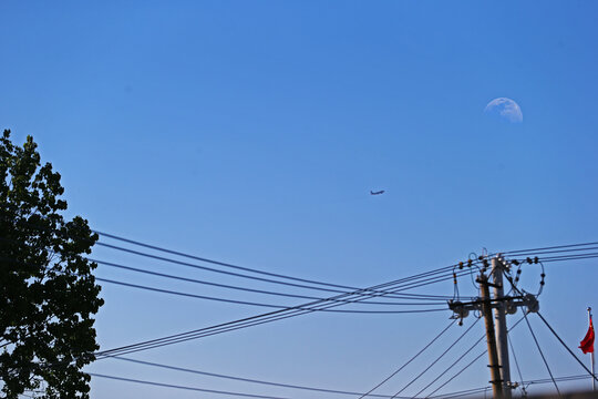 蓝天飞机和月亮
