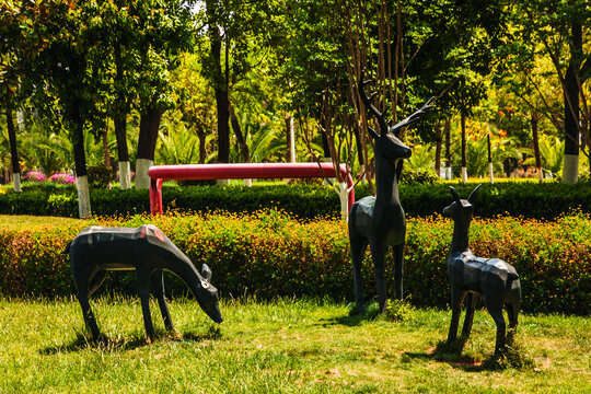 公园马鹿雕塑