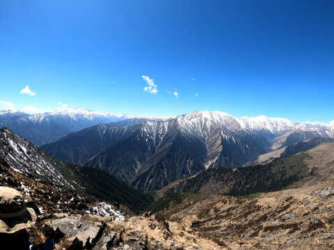 蓝天白云下高原雪山美景