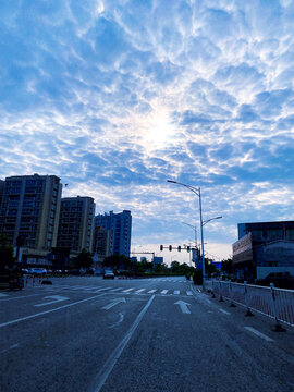 鱼鳞纹蓝天下的马路街景