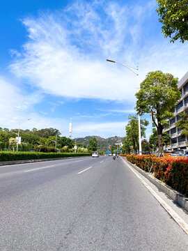 风轻云淡的马路街景