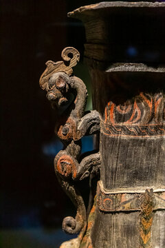 战国时期彩绘漆木龙耳方壶