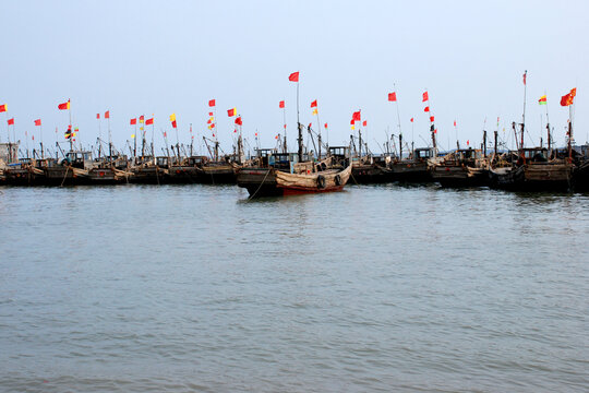 停泊在港湾的渔船