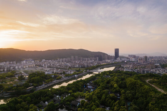 诸暨浦阳江两岸城市风光