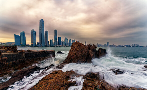 傍晚青岛海滨海浪与建筑