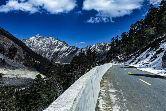 高原雪山