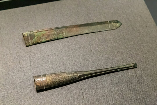 西周早期铜刻刀和龙纹铜凿