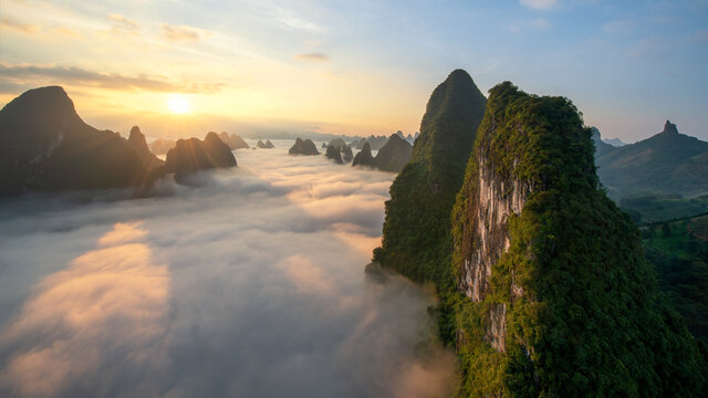 云雾缭绕桂林阳朔相公山