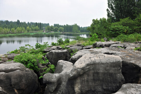 沿河石头