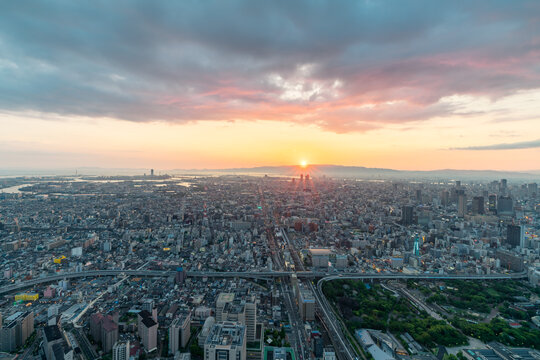 日本大阪城市天际线黄昏景观
