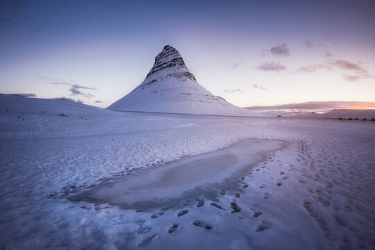 冰岛草帽山冬季景观