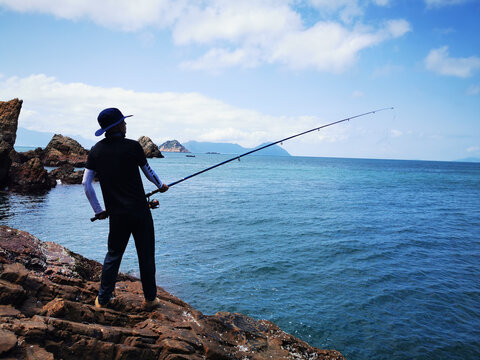 出海钓鱼渔翁蓝天海洋海钓