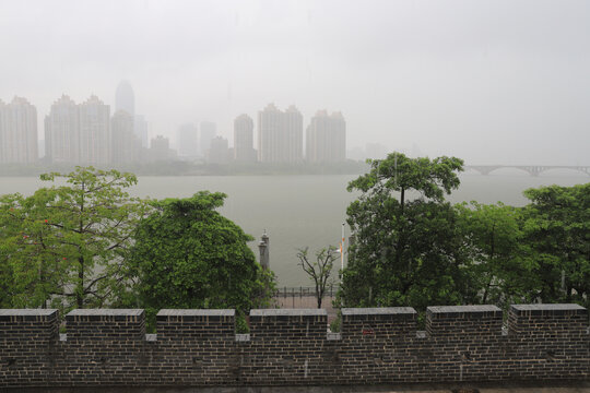 烟雨中的惠州东江河