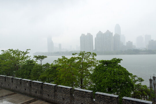 烟雨中的惠州东江河