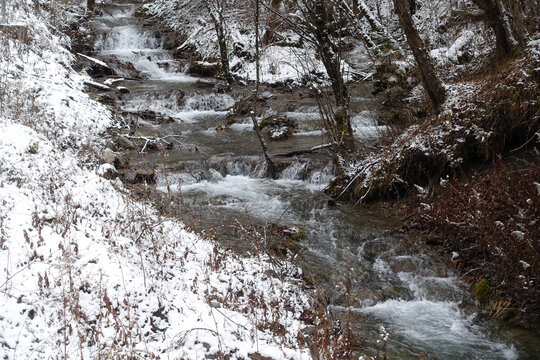 雪山溪流