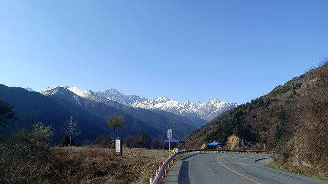 汶川卧龙巴朗山雪山