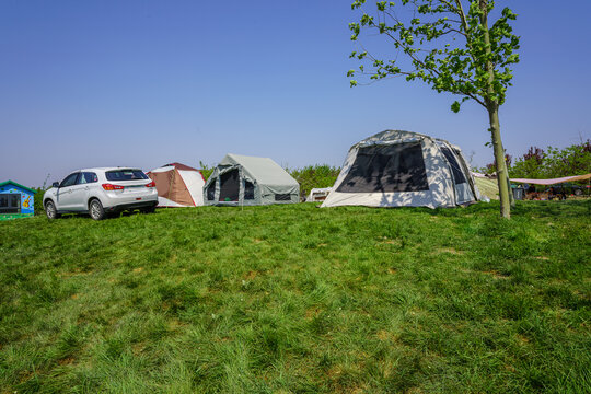 宿营地露营地帐篷和汽车