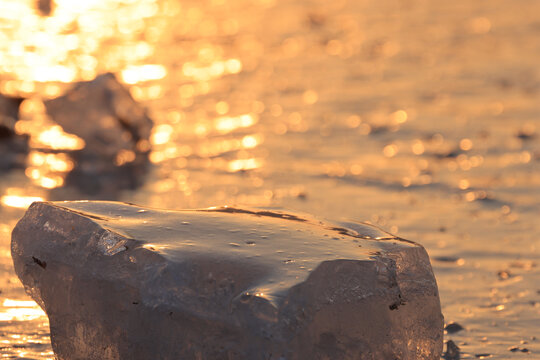夕阳下的冰