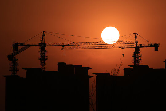 夕阳下的建筑工地