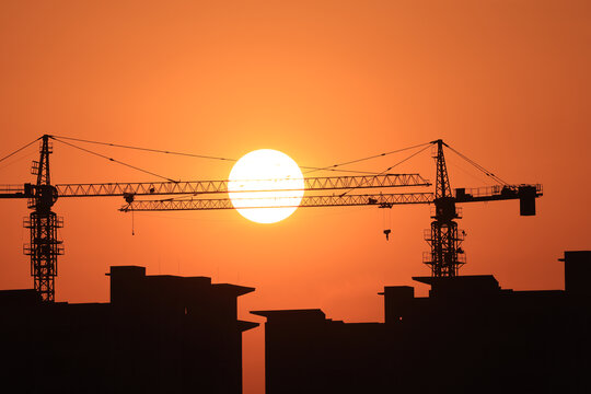 夕阳下的建筑工地